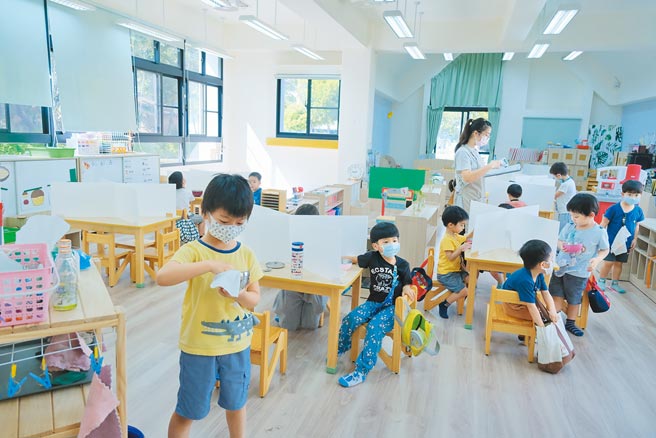 文興非營利幼兒園在學童用餐時，設置隔板，做好防疫。（莊旻靜攝）
