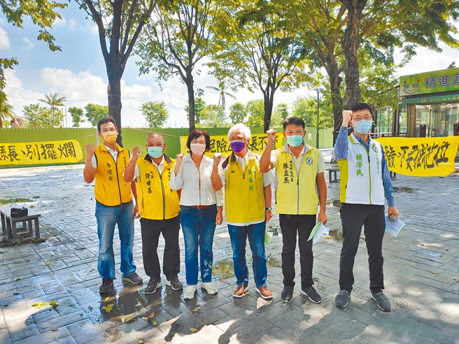 民进党立委陈素月、议员黄盛禄等绿营民代27日齐声抗议彰化县府摆烂，更要求检调介入调查，给田尾人一个交代。（吴建辉摄）