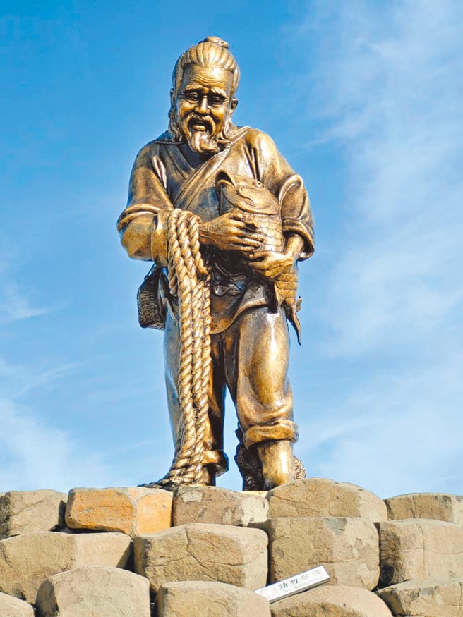 觀光復甦，澎湖添新妝歡喜迎賓，西嶼「老漁翁銅像」再現新風采。（陳可文攝）