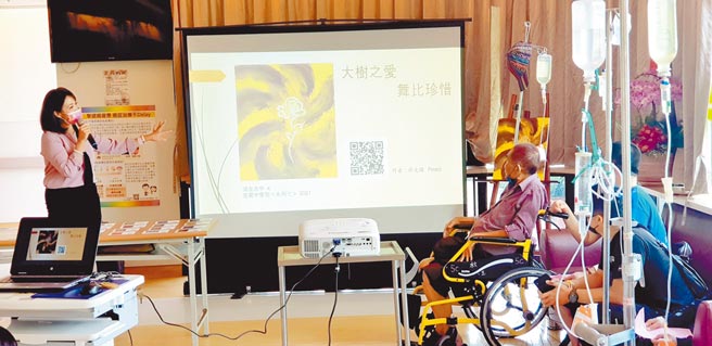 台东马偕医院病患家属邱文娟（左）27日为癌末父办画展。（台东马偕提供／蔡旻妤台东传真）