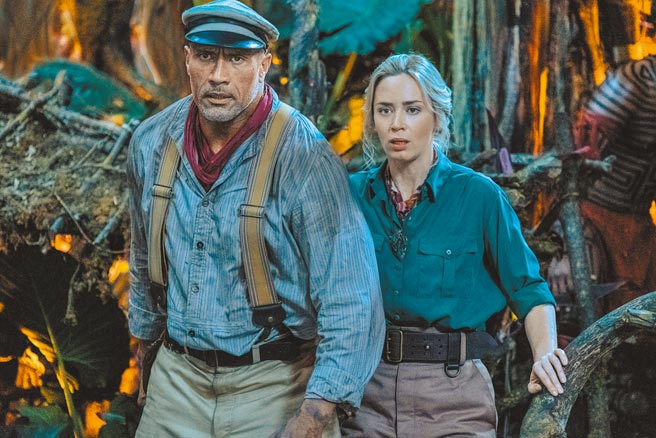 巨石强森（左）和艾蜜莉布朗在《丛林奇航》奇幻冒险。（迪士尼提供）