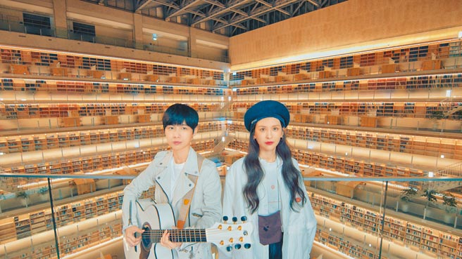 魏嘉莹（左）和魏如昀到政大达贤图书馆拍摄〈勇气〉MV，频喊：「书香满满。」。（小魏工作室提供）