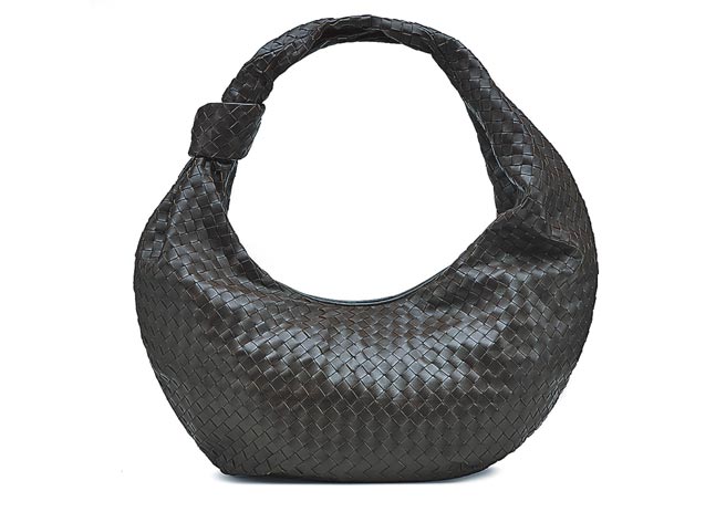 Bottega Veneta Maxi Jodie编织小羊皮HOBO肩背包，20万400元。（Bottega Veneta提供）
