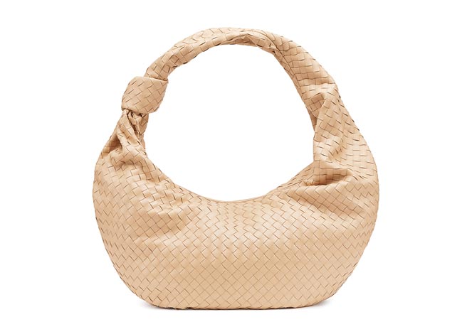 Bottega Veneta Maxi Jodie编织小羊皮HOBO肩背包，20万400元。（Bottega Veneta提供）