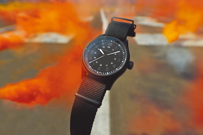 遠百Hamilton漢米爾頓與設計師N.Hoolywood尾花大輔，聯手推出卡其陸戰系列特別版腕表，台灣限量20只。（遠百提供）