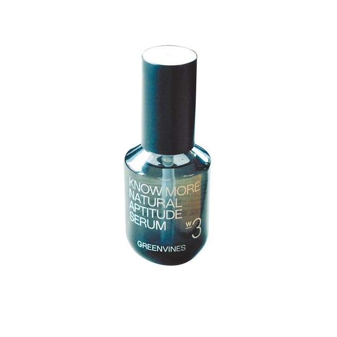 绿藤生机与春池玻璃合作极境双藻復原精华，使用回收玻璃再制瓶身。（绿藤生机提供）