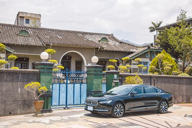 VOLVO S90車頭採取直瀑式水箱護罩搭配保桿下方貫穿式鍍鉻飾條設計，彰顯其低調優雅的旗艦車格，售價239萬元起。拍攝地點為宜蘭縣第一任民選縣長盧纘祥故居，建於1928年，為宜蘭縣當時最為華麗的宅第。（陳大任攝）