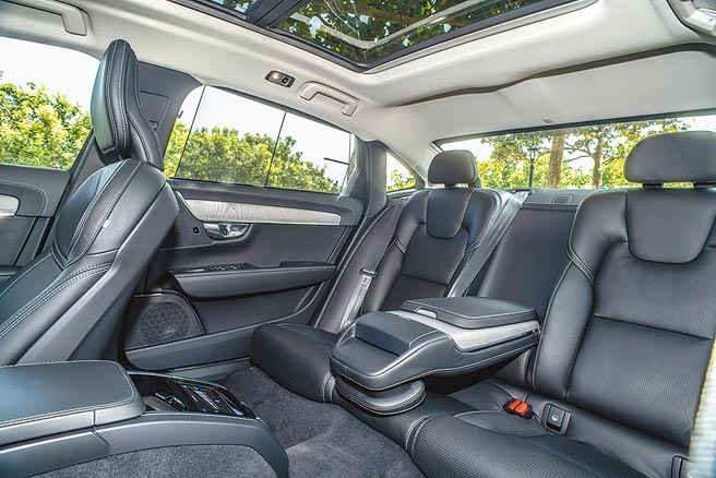 後座享有電動遮陽簾、冷／熱通風座椅及豪華中央扶手，腿部空間更一舉加長120mm。（陳大任攝）
