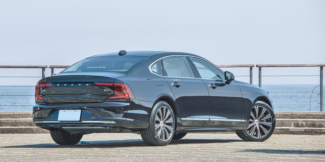 尾燈在車輛解鎖時，動態指示方向燈會閃爍展演，很具科技感。（陳大任攝）