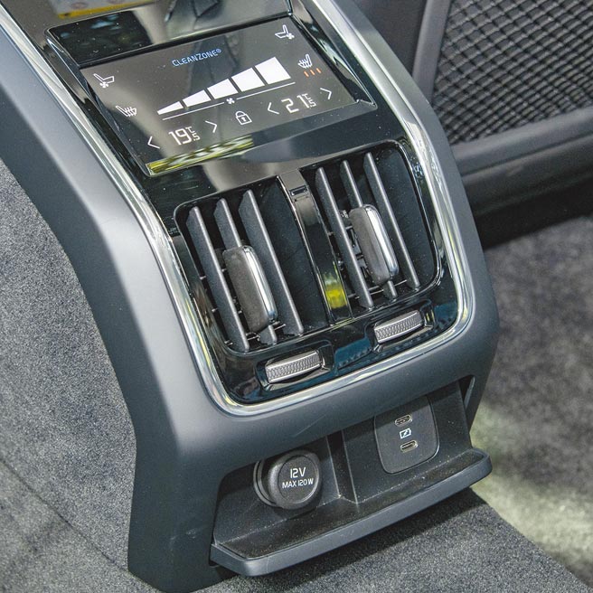 左右後座享獨立空調。（陳大任攝）