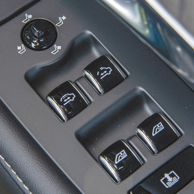 後座尊榮系統具多項功能。（陳大任攝）