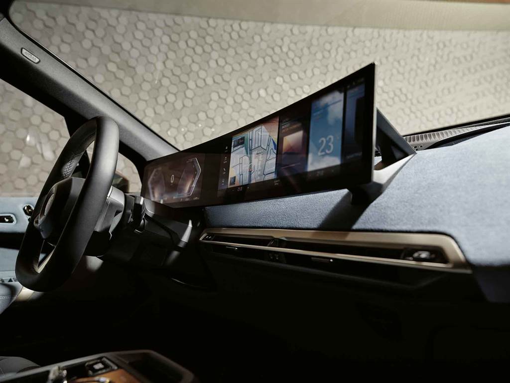 一體式曲面螢幕(12.3吋虛擬數位儀錶與14.9吋中控觸控螢幕)，結合全新iDrive 8使用者介面與車況抬頭顯示器，營造出尊榮豪華的環艙感受。
