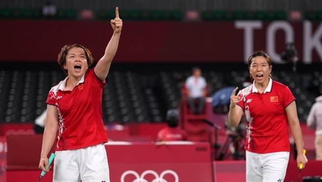 大陸羽球選手陳清晨（左）、賈一凡（右）在小組賽事對韓國一戰，高聲呼喊「臥槽！臥槽！」震懾了韓國對手，臥槽到忘情時還會對空比出食指，讓很多觀眾為她們捏把冷汗。（圖／微博)