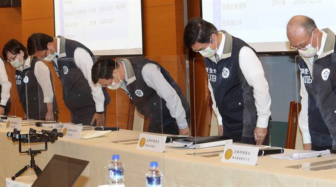 法務部調查局28日召開「調查局主動查辦徐宿良監守自盜毒品案」記者會，調查局長呂文忠（右三）率一級主管向國人鞠躬致歉，並表示他已就此事向法務部長蔡清祥報告，願負起責任。（劉宗龍攝）