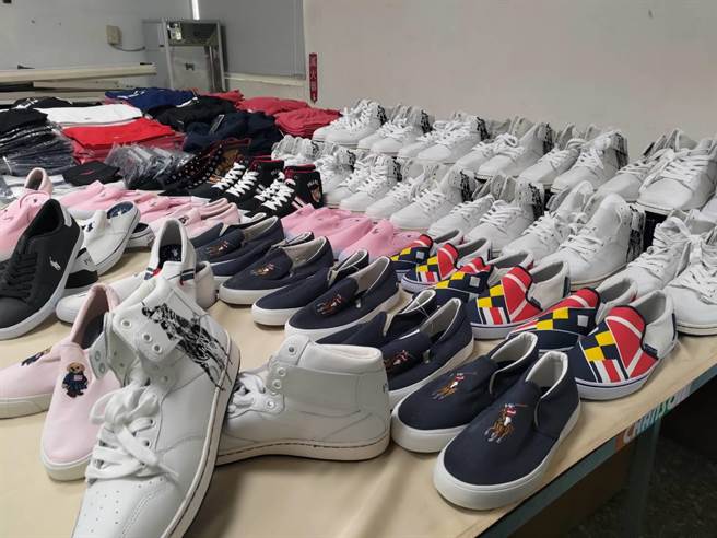 刑事警察大队侦二队，查扣约9000余件POLO、KARL等各式名牌的仿冒精品，初估侵权市值高达3仟万余元。（警方提供）