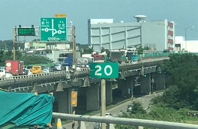 台66線西向19.7公里處發生3大車車禍，目前西向全線封閉。（記者爆料網）