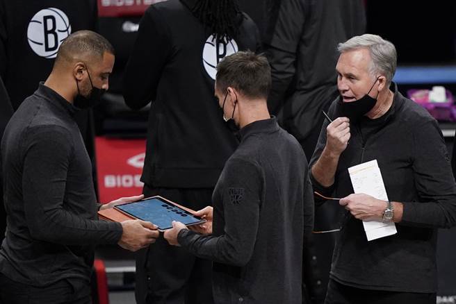 丹托尼(右)确定辞去篮网助教工作。(美联社资料照)