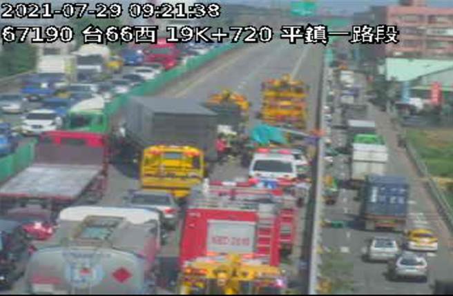 台66線西向19.7公里處29日上午9時許發生3車相撞車禍，目前西向全線封閉，後方大塞車。（交通部高速公路局即時影像）