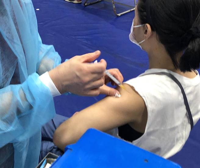 金门县府率先将金大、铭传共25名陆生纳入疫苗「专案」接种对象，并敲定8／4开打。图为日前大型接种站施打情形。（资料照片／李金生摄）