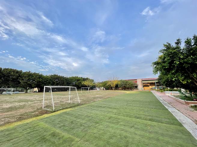 曾获选全国百大特色小学的彰化县二林镇香田国小，今年6月再次完成一项创举，打造出全国唯一号称能反璞归真的「草皮操场」。（香田国小提供／吴建辉彰化传真）