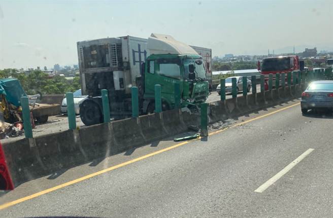 台66線車禍，連結車車頭「90度凹折」，宛如斷頭。（記者爆料網）