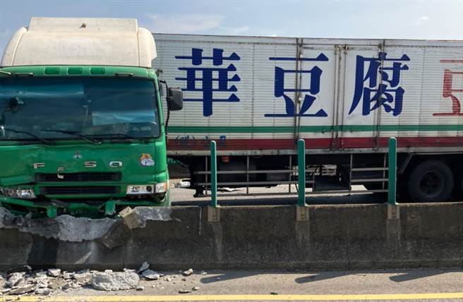 台66線車禍，連結車車頭「90度凹折」撞爛分隔島。（記者爆料網） 