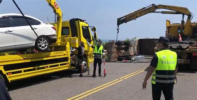 今（29）日上午台2线75.1公里处近瑞芳蝙蝠洞公园路段发生4车追撞事故，造成5人擦挫伤送医，均无生命危险。(翻摄自影片)