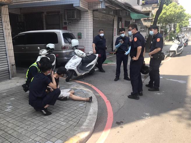 警方在永和区环河西路二段与新生路24巷口顺利将车辆拦下，但车内仅剩下简男及徐男两人。（翻摄）