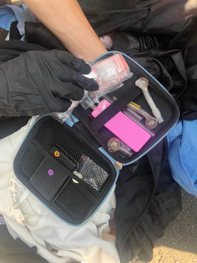 警方在车内查获毒品吸食器及残渣袋等证物。（翻摄）
