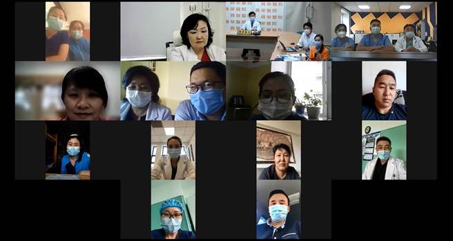 日前員榮醫院以新冠肺炎臨床照護研討為題，與台中榮民總醫院及多家蒙古國立醫院，透過視訊方式交流新冠肺炎患者的臨床經驗。(吳建輝攝)
