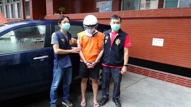 高雄市刑大警方逮捕涉嫌販毒的陳姓嫌犯。（翻攝照片／石秀華高雄傳真）