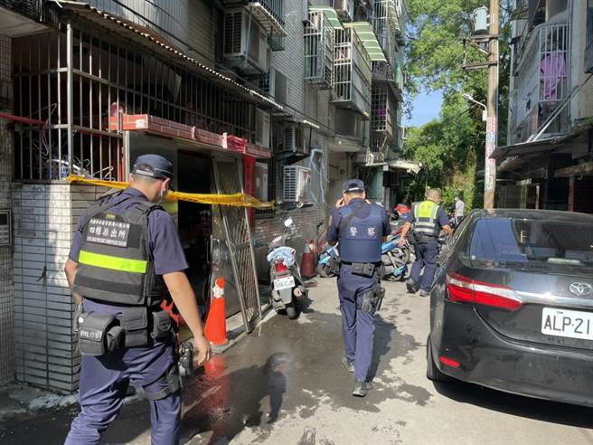 桃園八德1民宅疑似瓦斯氣爆，1名孕婦趕緊送醫。（讀者提供）