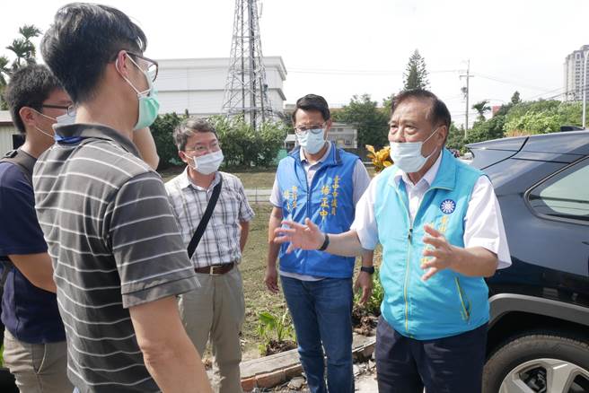 市议员杨正中会勘后，才找到罪魁祸首是该地区新建大楼工程，把环中路于台湾大道一侧灌溉水源堵住所致。（市议员杨正中提供）