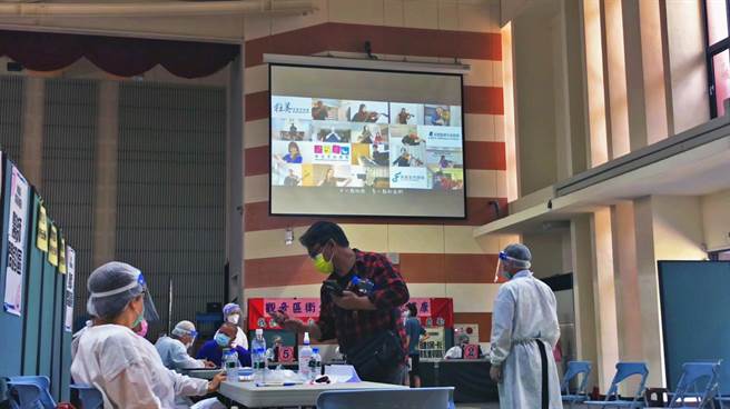 桃园33间社区接种站29日起将共同播放由桃园在地管弦乐团以线上音乐会方式录制的《情艺相挺—桃园杰团为防疫英雄加油》音乐影片，现场气氛好惬意。（文化局提供／萧灵玺桃园传真）