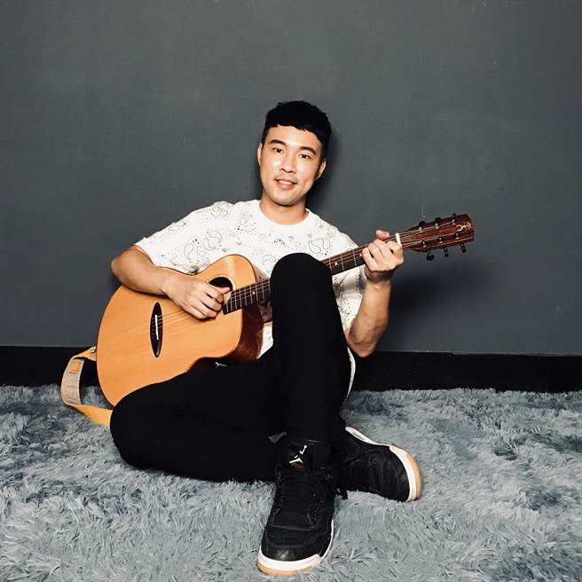 陈威全近日推出新单曲〈披风〉。（上行娱乐提供）