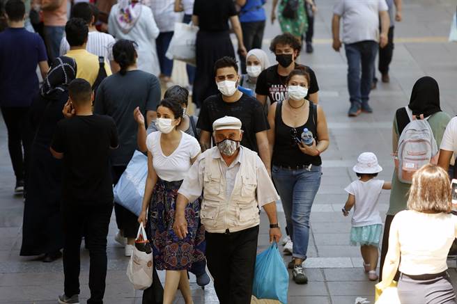 针对近日病例飙升，克扎归咎民眾于宰牲节9天假期间没有遵守防疫守则。(图／新华社)