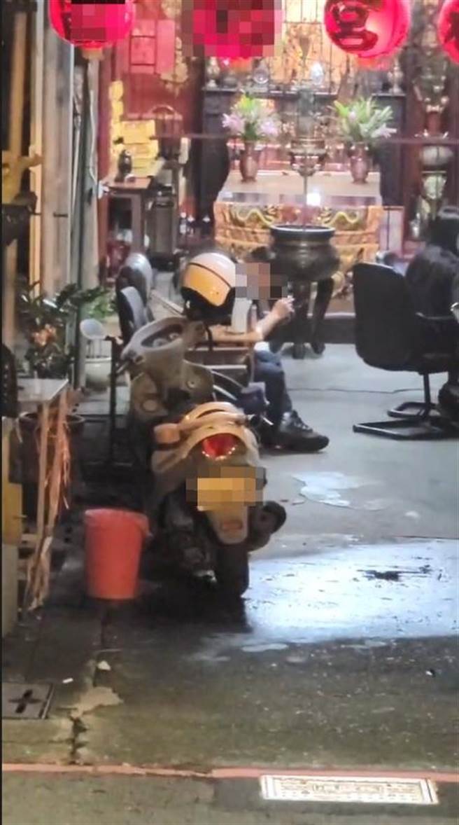 严姓警员在神坛前脱口罩抽菸、怠勤逾半小时，分局调查后开单告发并记过处分。（读者提供／石秀华高雄传真）