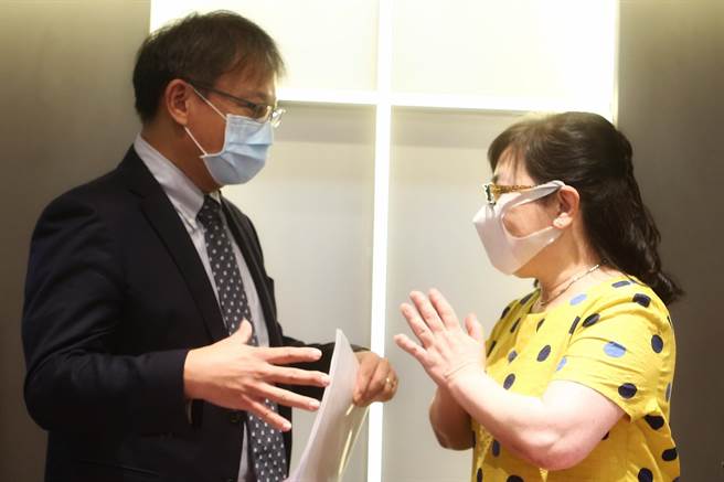 李登辉基金会与多个本土社团29日假济南长老教会小礼拜堂召开「呼吁政府推动设立国家级李登辉纪念图书馆」记者会。会中除了呼吁政府推动之外，也要向社会报告目前进度与方向，期盼共同催生国家级的李登辉纪念图书馆。会后李安妮（右）趋前向台大总务长葛宇宁（左）交换意见。（邓博仁摄）