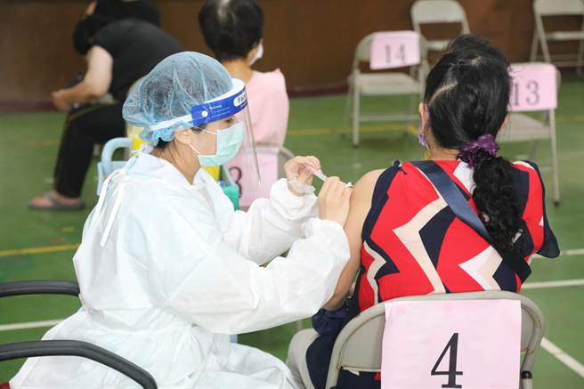 台中市政府规画市议员暨公费助理及议会行政人员等共671人，今天在西屯区3处快打站施打疫苗。（陈世宗摄）