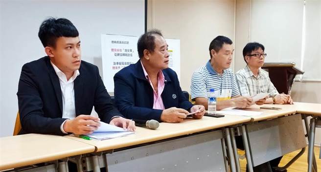 时任跆拳道协会理事长吴两平(左二)本报资料照片