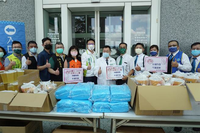 立委庄竞程、市议员曾朝荣牵线热心企业团体，特别捐赠200件防护衣与100份爱心火锅套餐、饮料等。（王文吉摄）