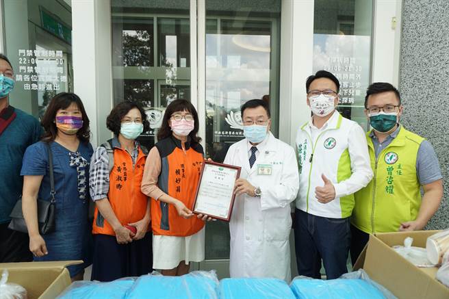 台中慈济医院由副院长蔡显扬（右三）回赠台中市记帐士公会理事长赖妙菊（左三）感谢状。（王文吉摄）