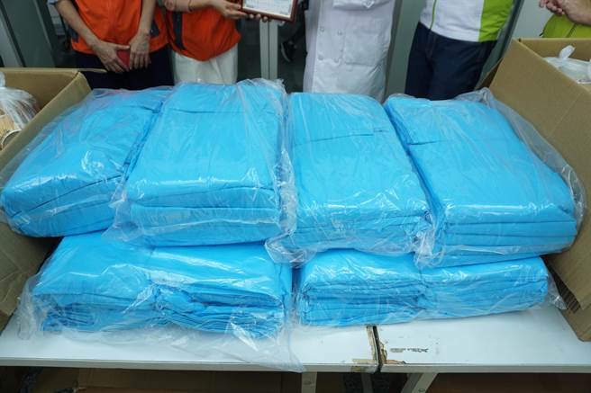 台中市记帐士公会与有巢氏房屋台中十期加盟店、全友五金、台中市北屯后备宪兵荷松协会等热心企业团体捐赠200件防护衣（王文吉摄）