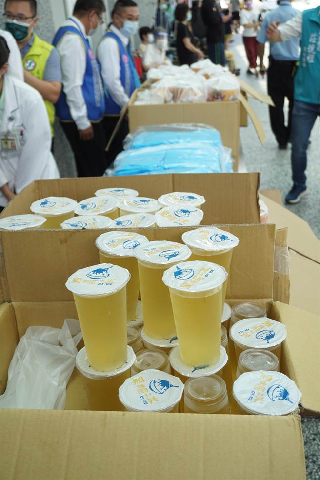 台中市记帐士公会与有巢氏房屋台中十期加盟店、全友五金、台中市北屯后备宪兵荷松协会等热心企业团体捐赠100份爱心火锅套餐、饮料给台中慈济医院（王文吉摄）