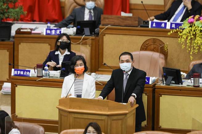 新北市长侯友宜到议会接受质询。（新北市政府提供）