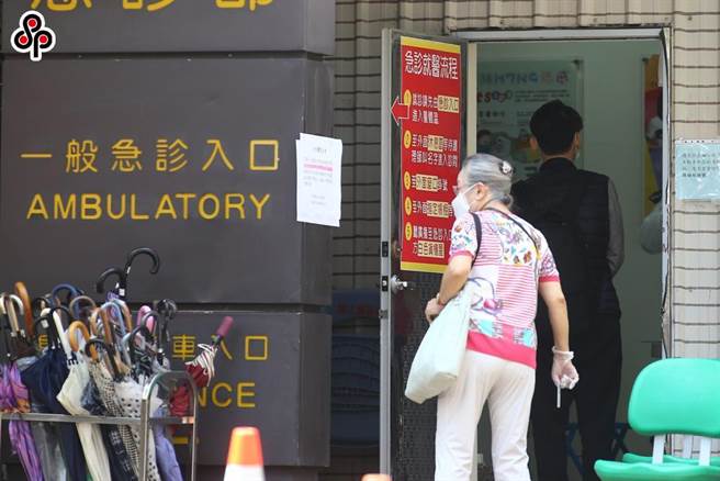 我國在今年5月中旬起爆發多起新冠肺炎確診案例，醫療量能一度不足，輕症患者多入住集中檢疫所或加強型防疫旅館。（報系資料照）