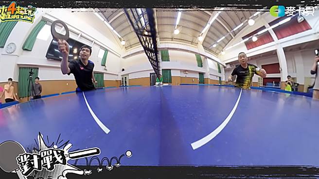 庄智渊用破洞球拍一样打出杀球。（图／翻摄自木曜4超玩 Youtube）