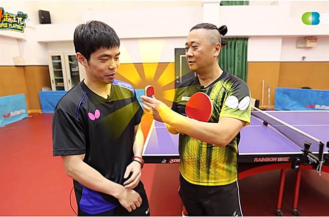 庄智渊接着被要求用超小球拍。（图／翻摄自木曜4超玩 Youtube）