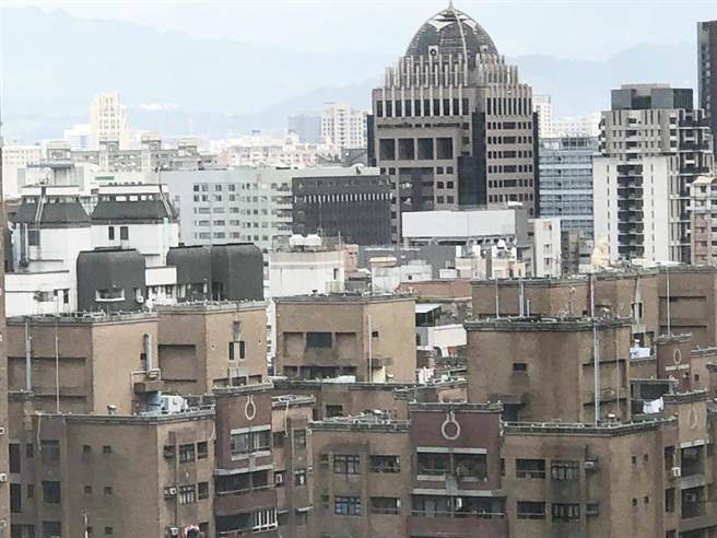 受到新冠肺炎疫情影响，申请住宅补贴受理的人潮眾多；台中市政府于8月2日起开放第1次受理申请，收件至8月31日止。（陈世宗摄）