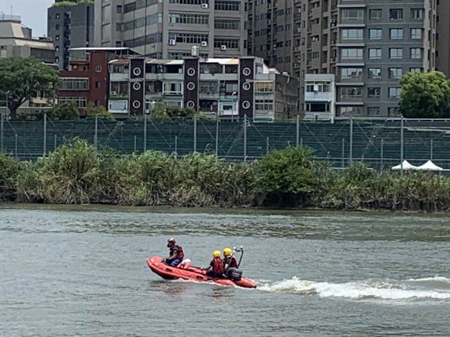 开车经百龄桥儿子突开车门坠河消失，父跟着跳下救人不见儿子踪影。(陈鸿伟翻摄)